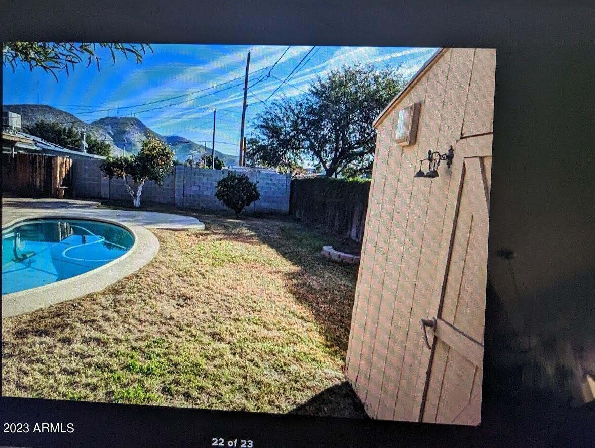 2307 W ALTADENA Avenue
