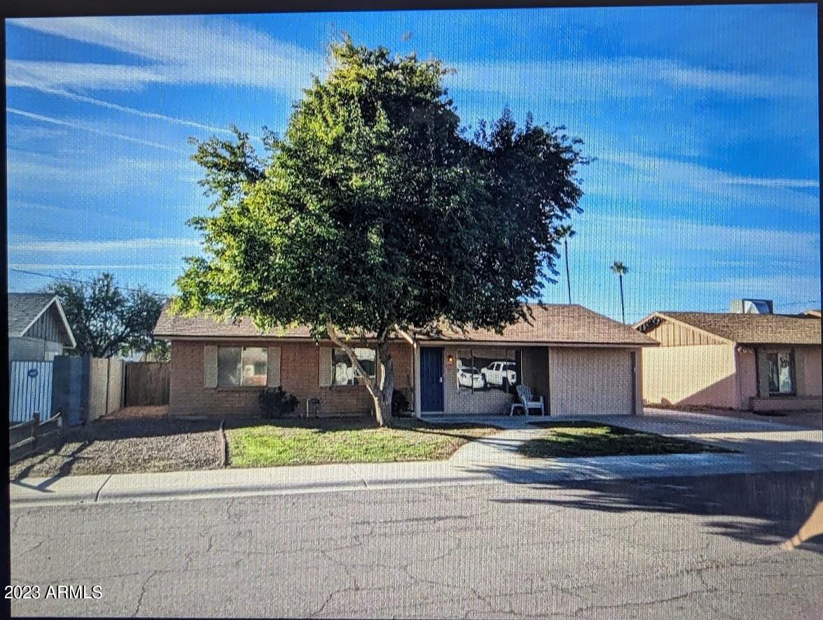 2307 W ALTADENA Avenue