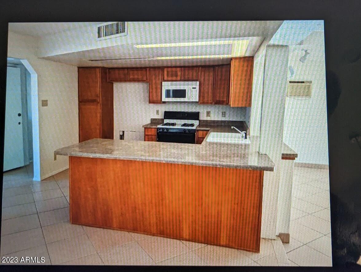 2307 W ALTADENA Avenue