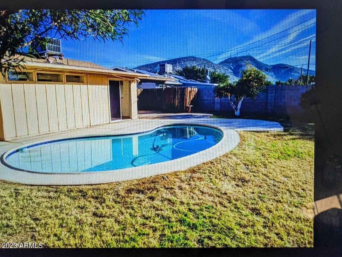 2307 W ALTADENA Avenue
