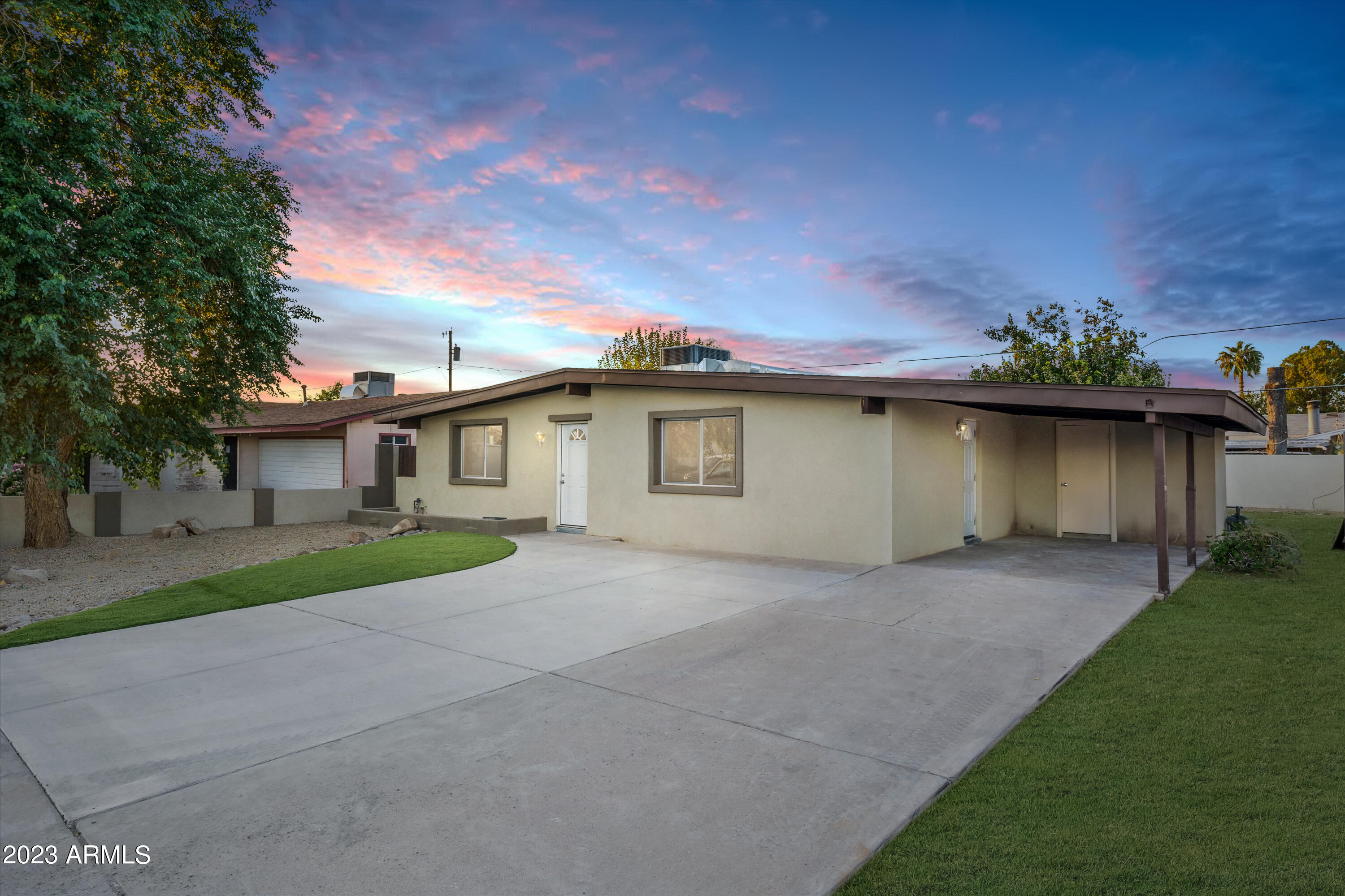 2214 W PARADISE Drive