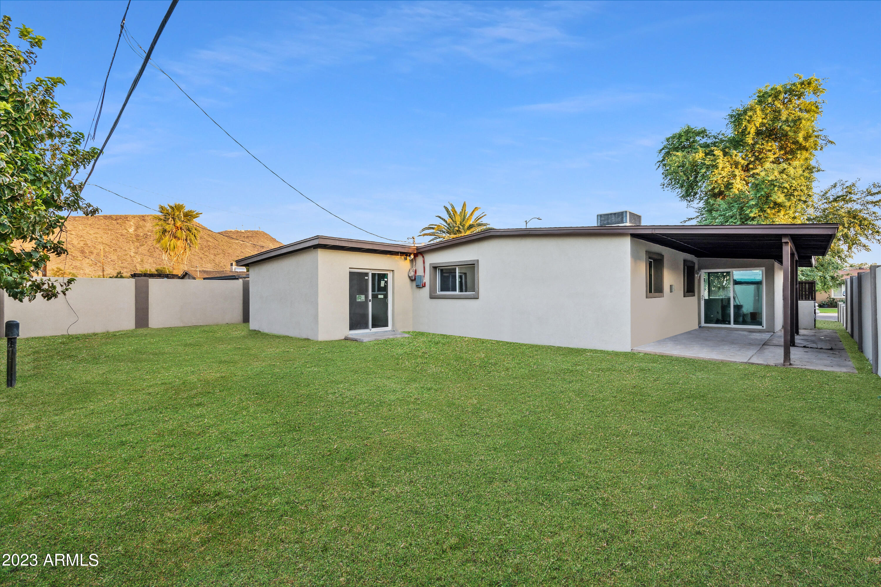 2214 W PARADISE Drive