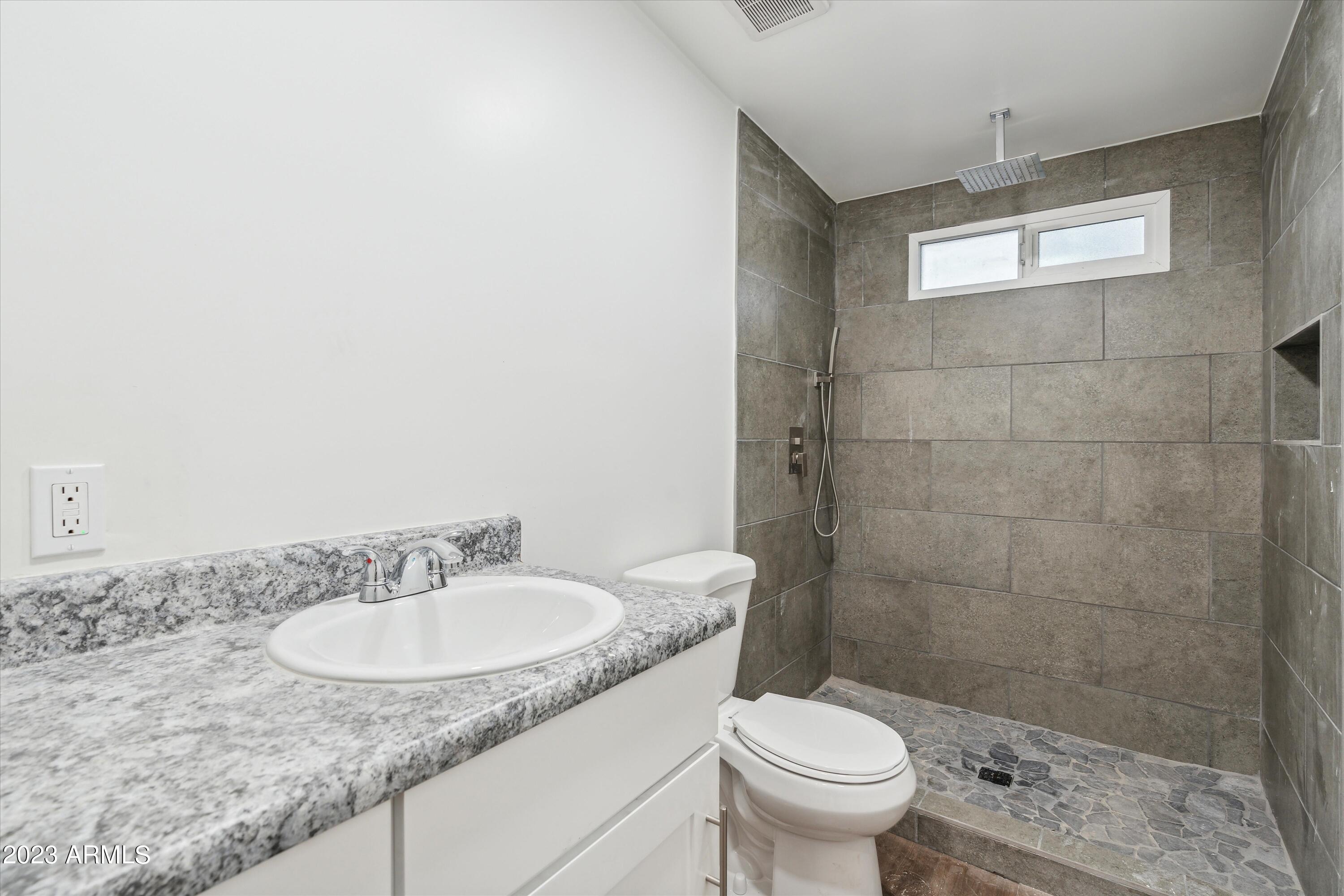 2214 W PARADISE Drive