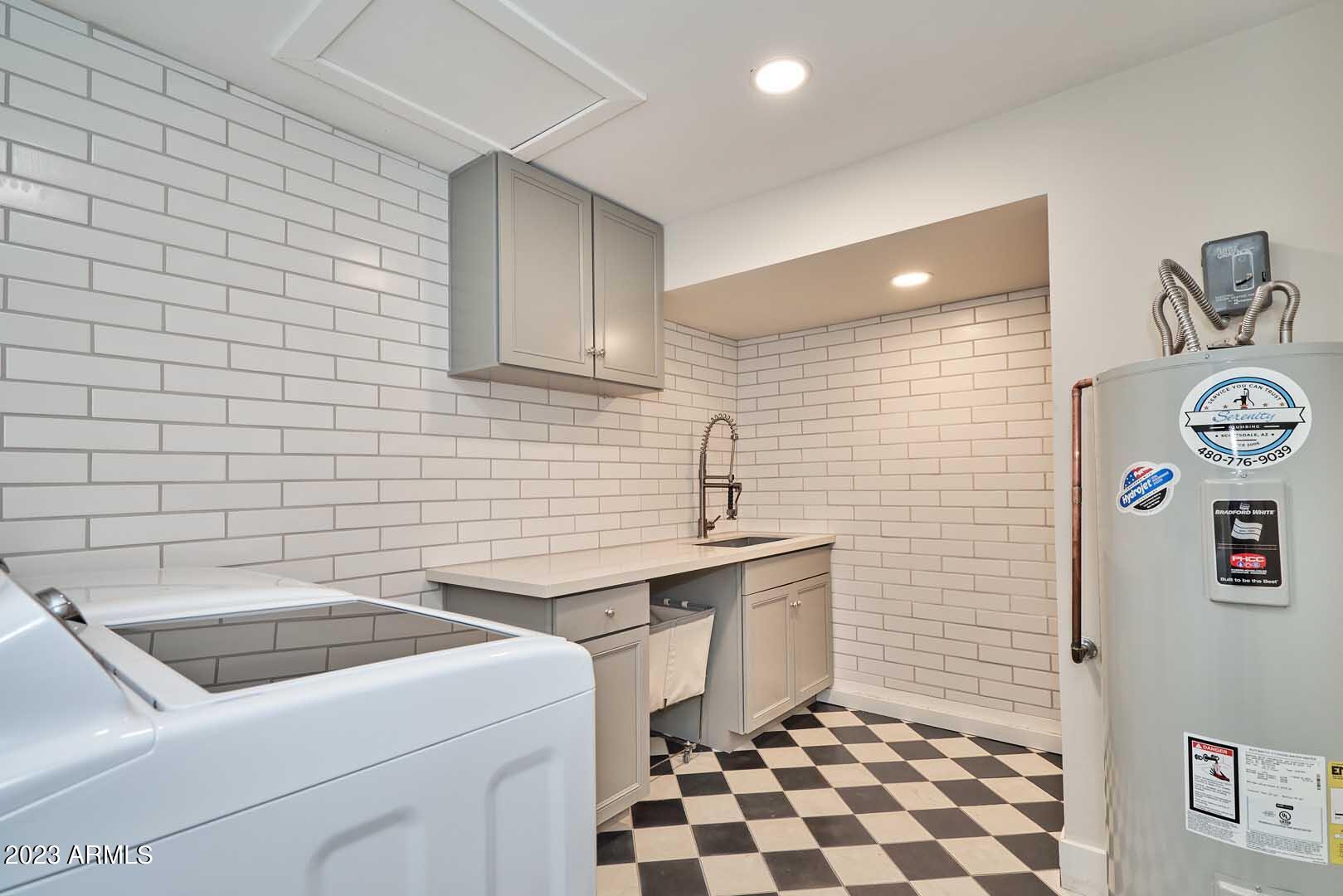 8430 E Via De Encanto