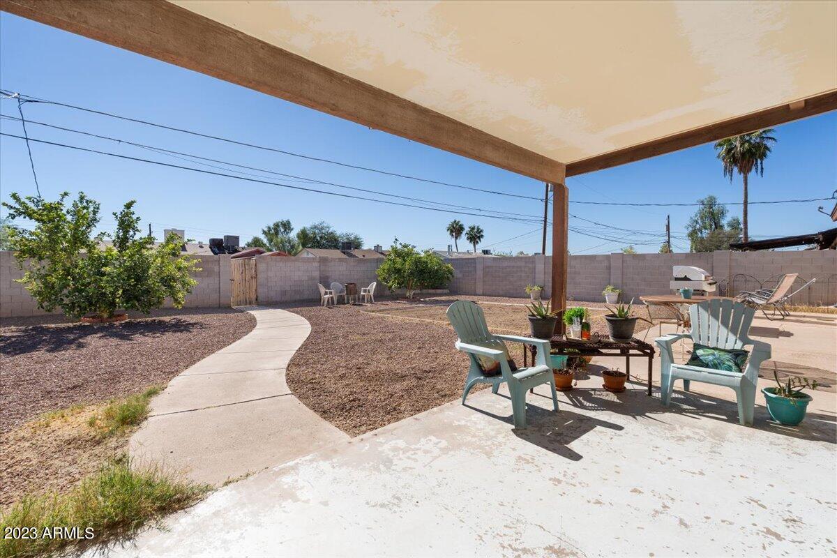 747 E Quail Avenue