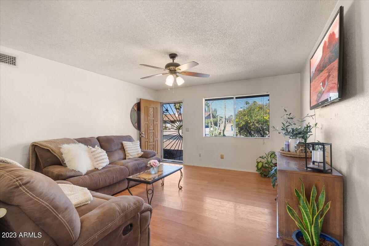 747 E Quail Avenue