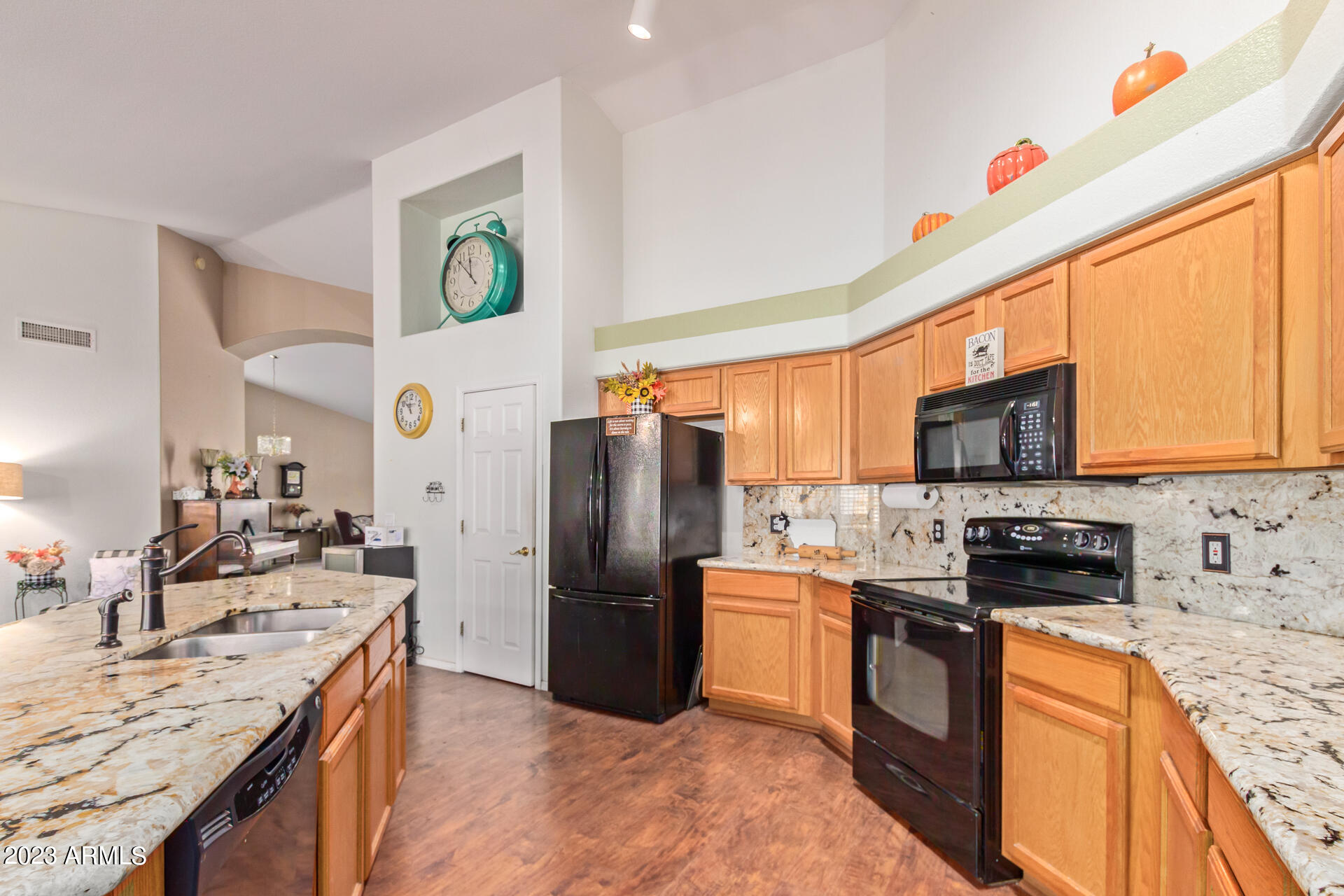 9454 E JEROME Avenue