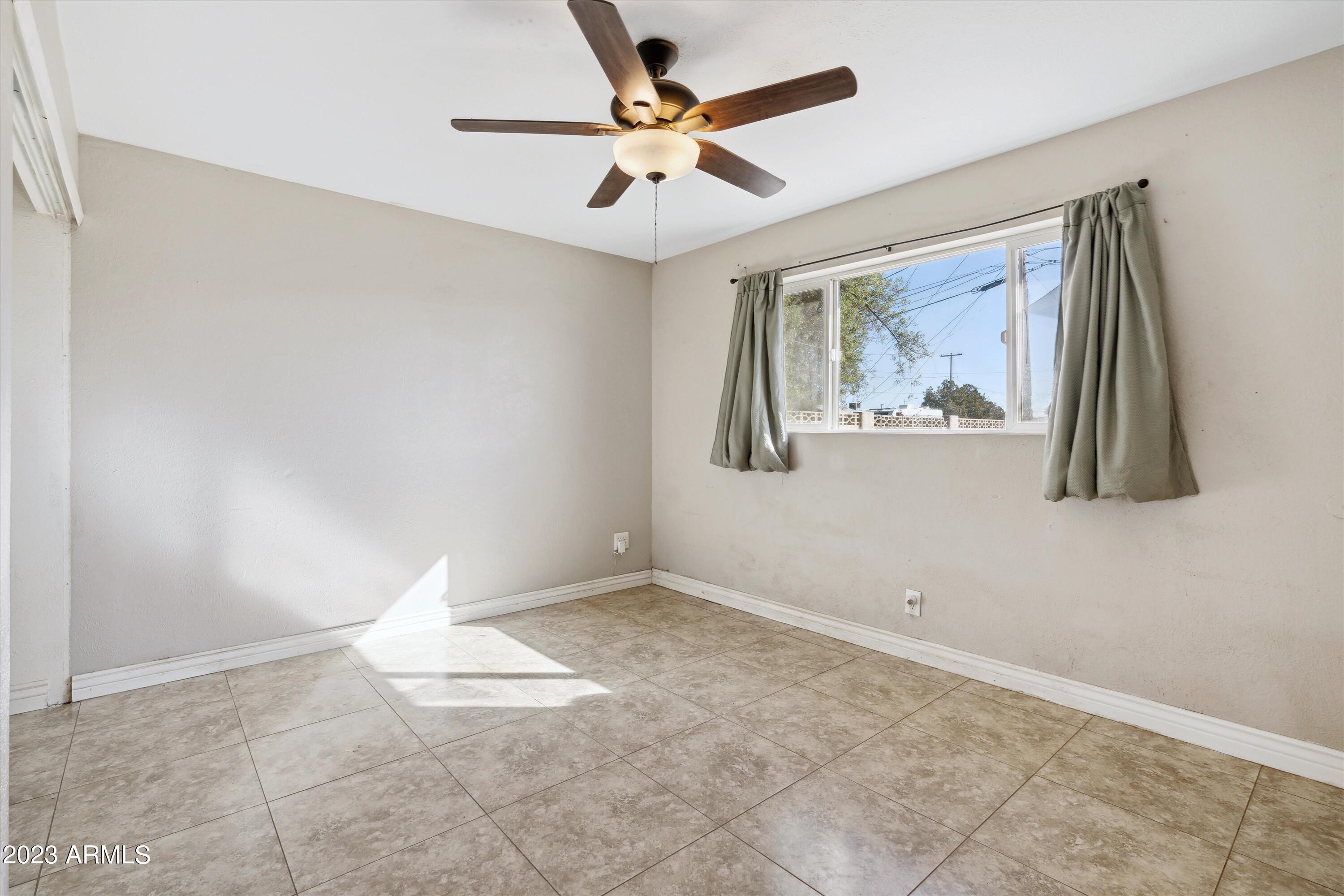 3037 W DAHLIA Drive