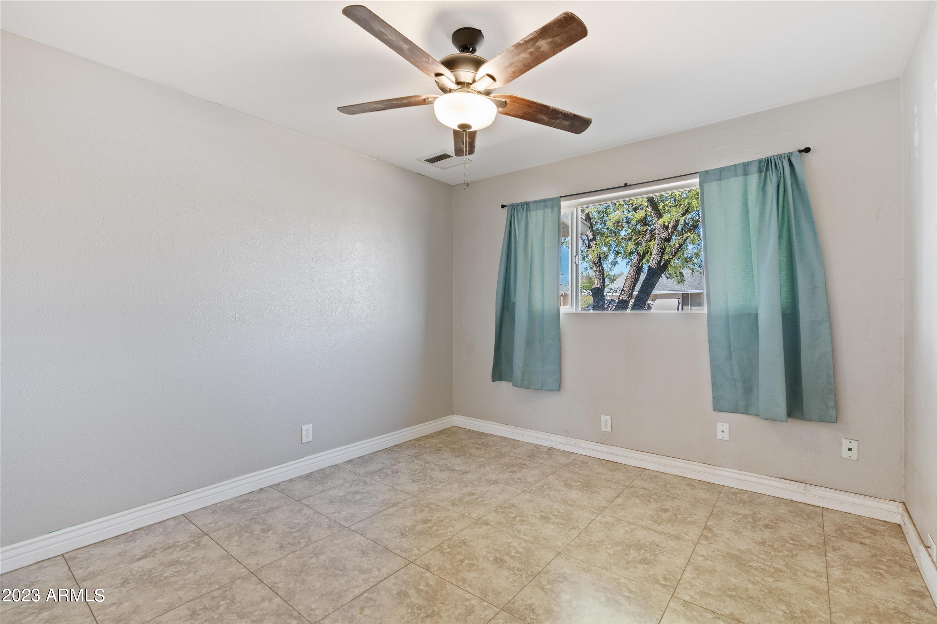 3037 W DAHLIA Drive