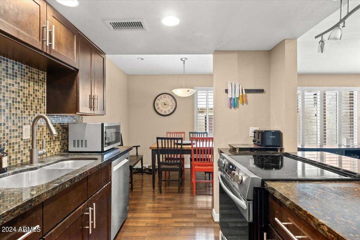 6113 N 79TH Street