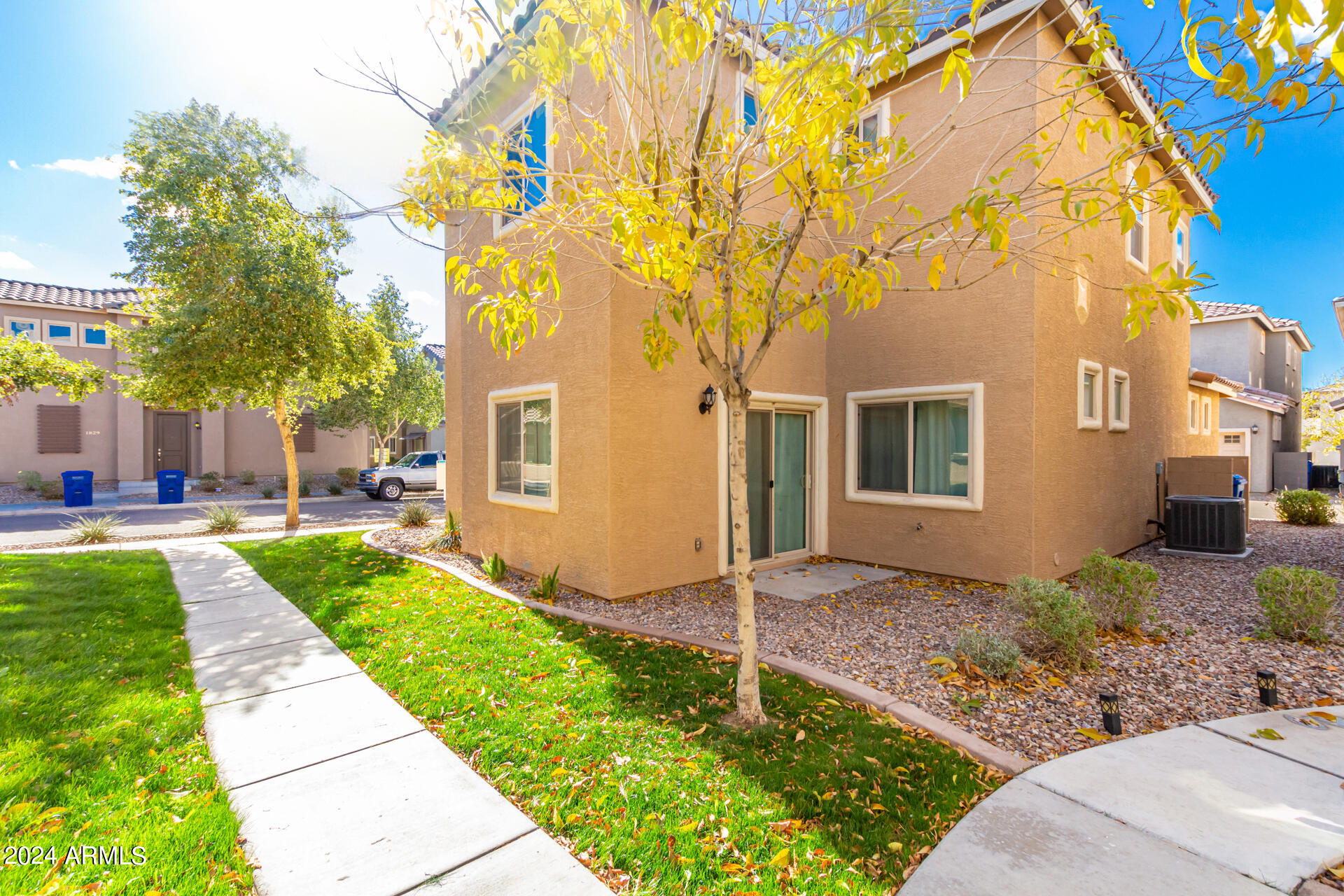 1832 W POLLACK Street