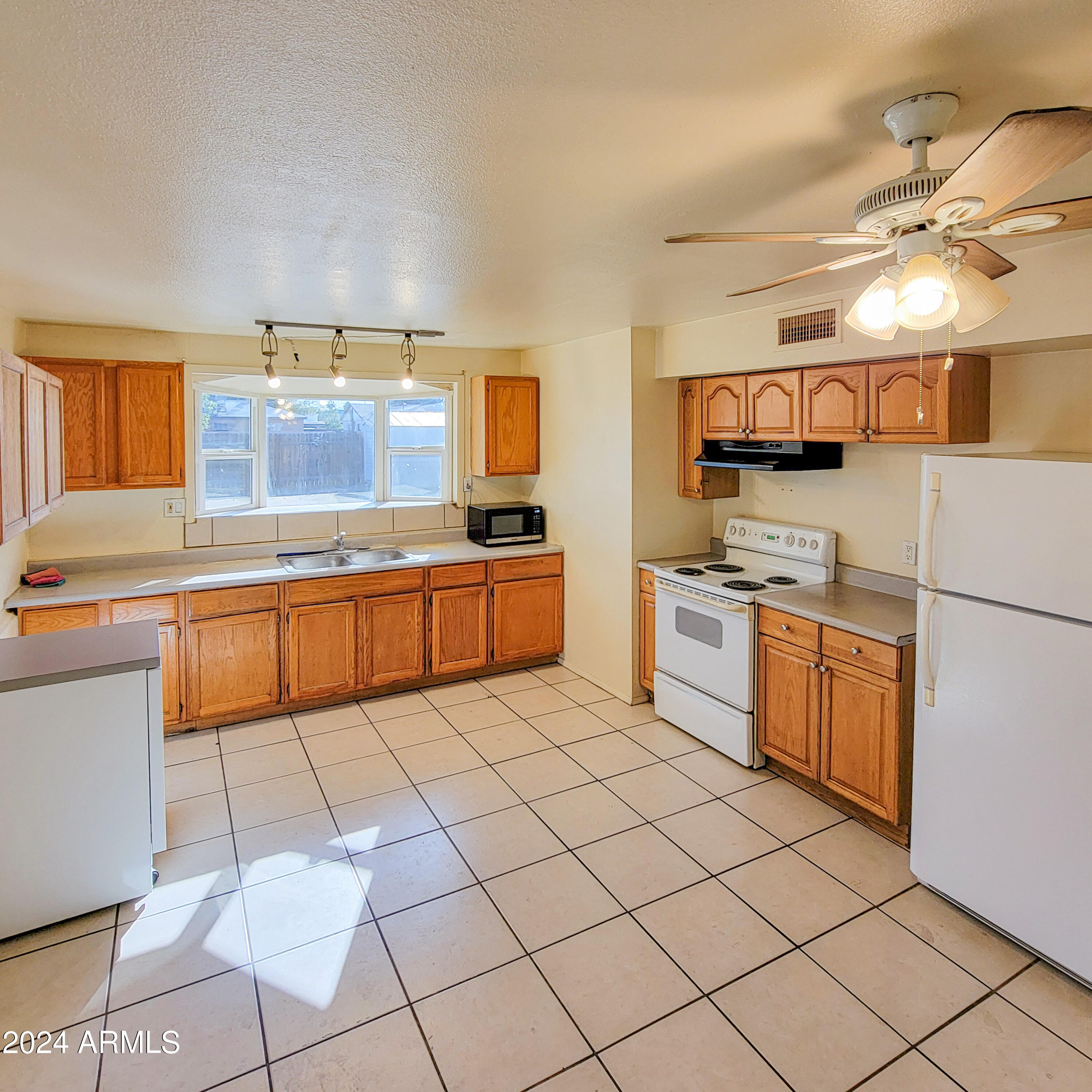 2735 W EL CAMINITO Drive
