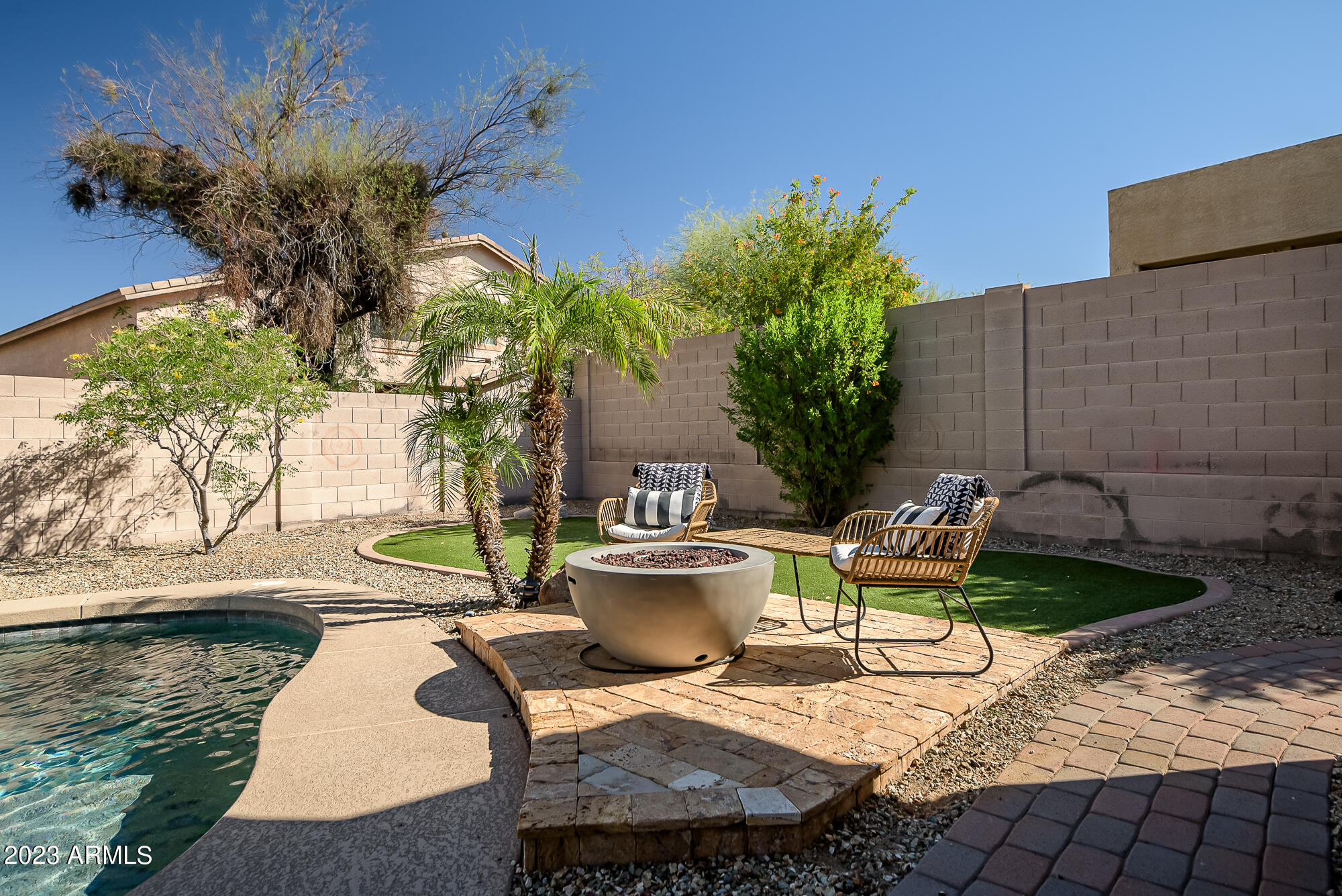 2516 W LAREDO Lane