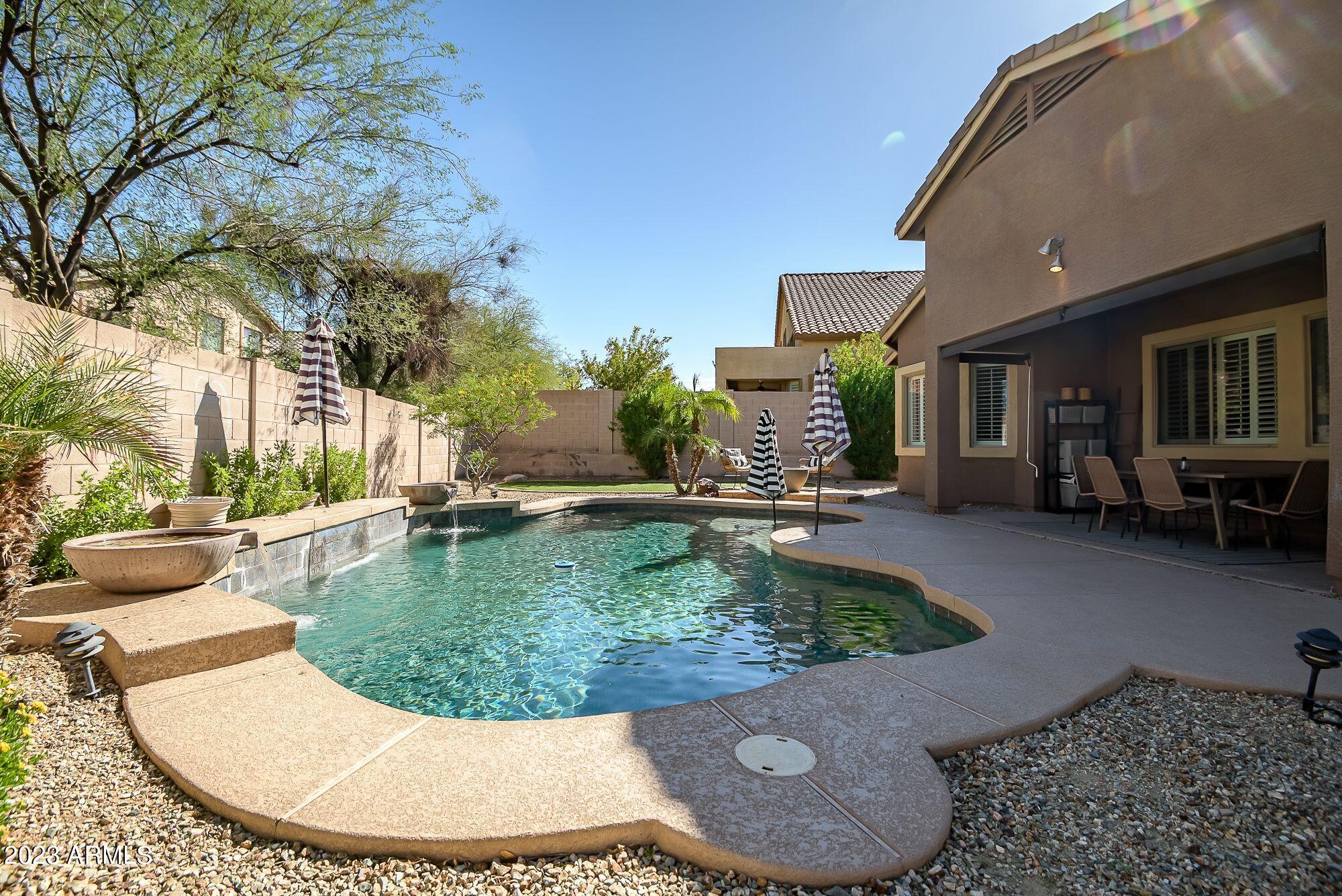 2516 W LAREDO Lane