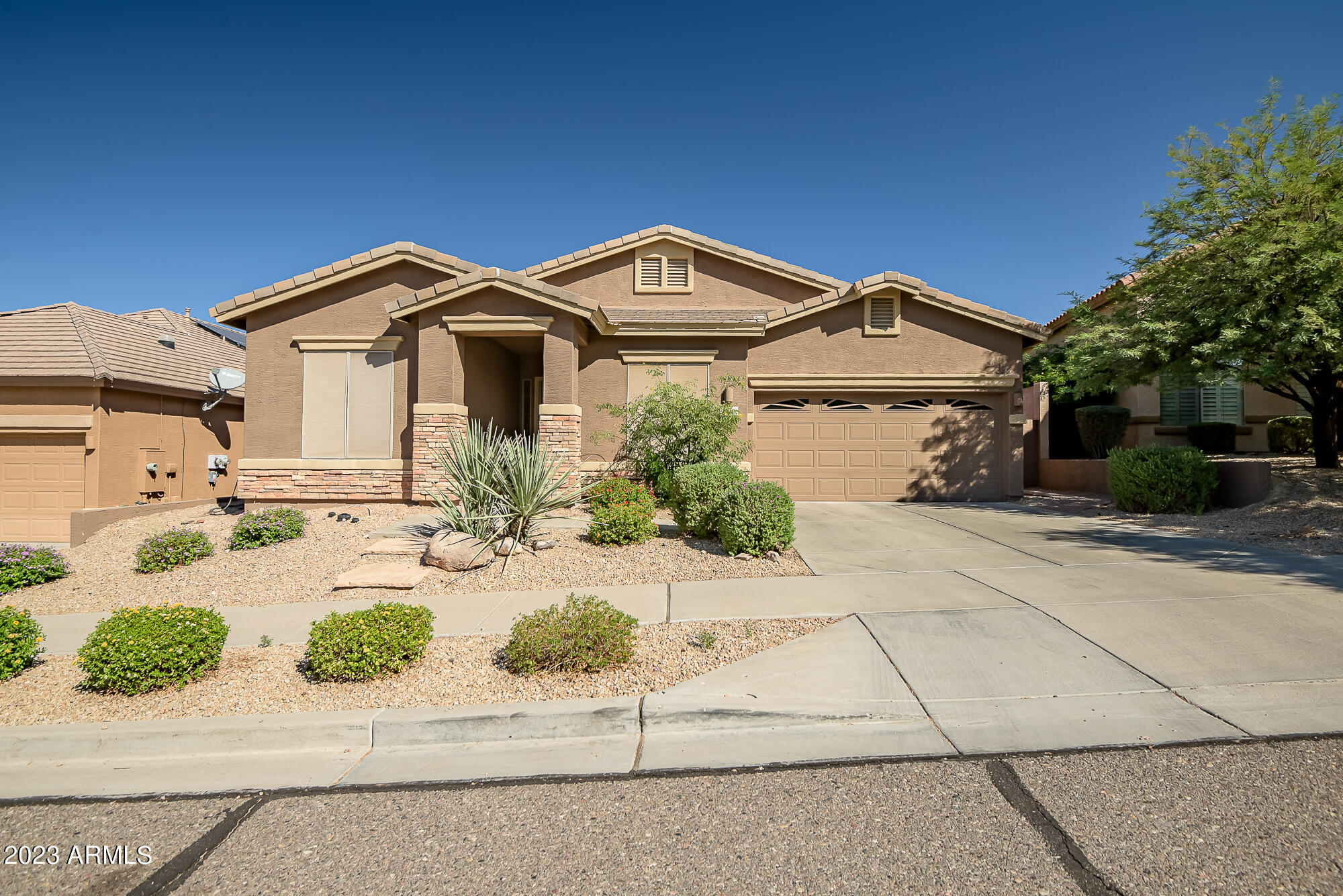 2516 W LAREDO Lane