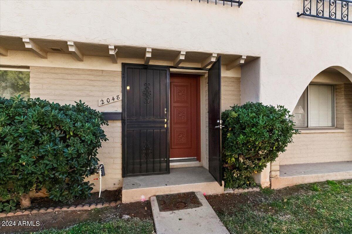 2048 W HAZELWOOD Parkway