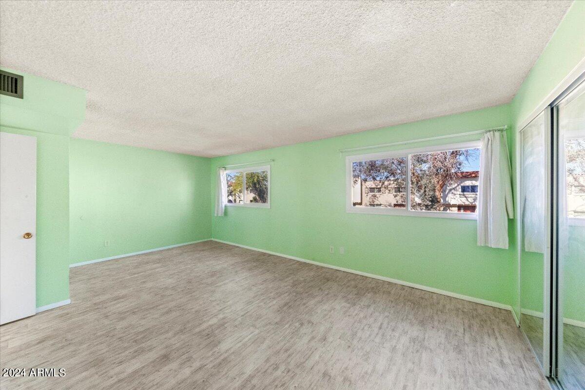 2048 W HAZELWOOD Parkway