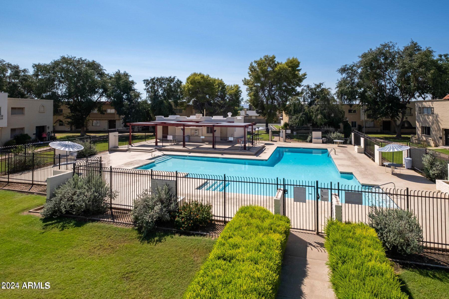 2048 W HAZELWOOD Parkway