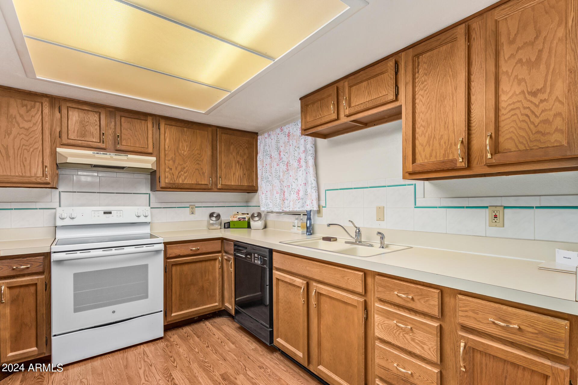 5518 E LINDSTROM Lane, 3034