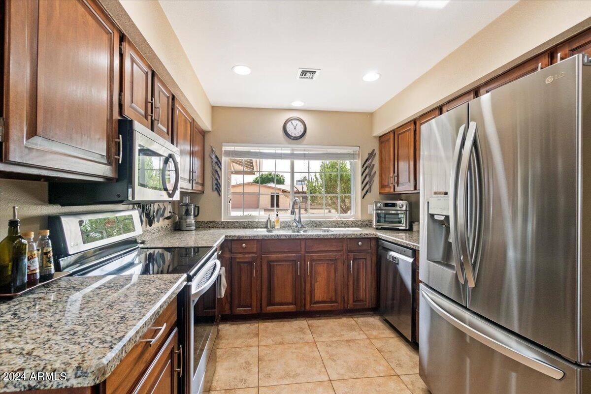 2416 W PLATA Avenue
