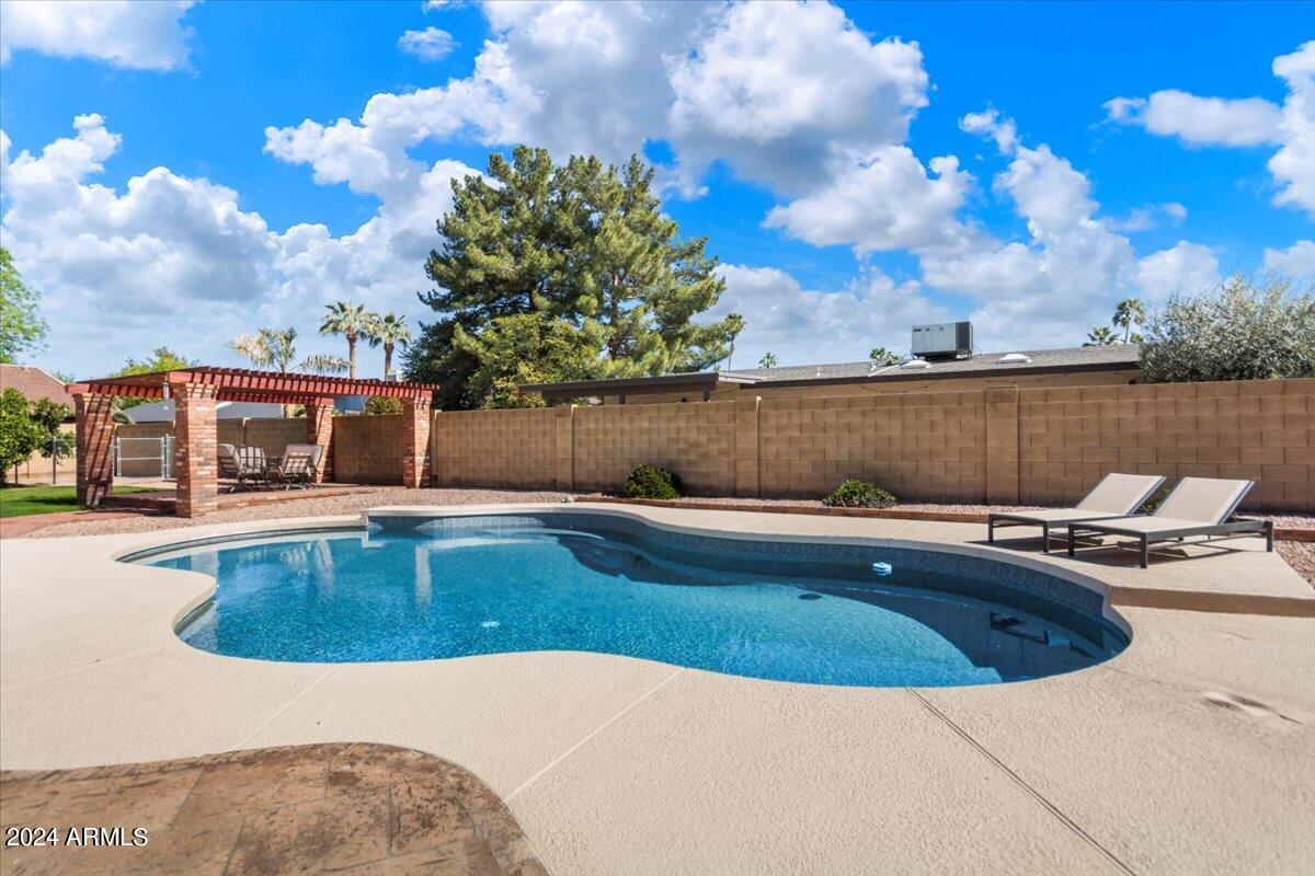 8050 E REDWING Road