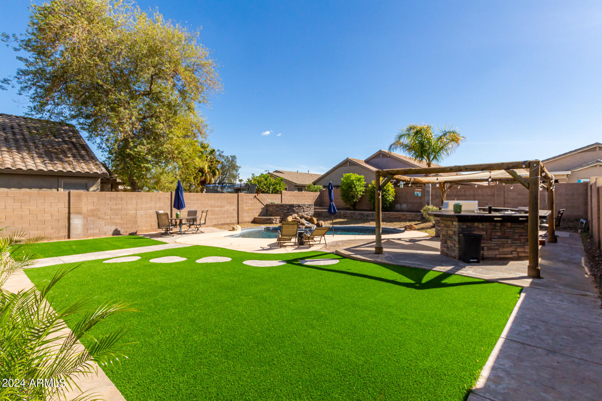 239 E CANARY Court