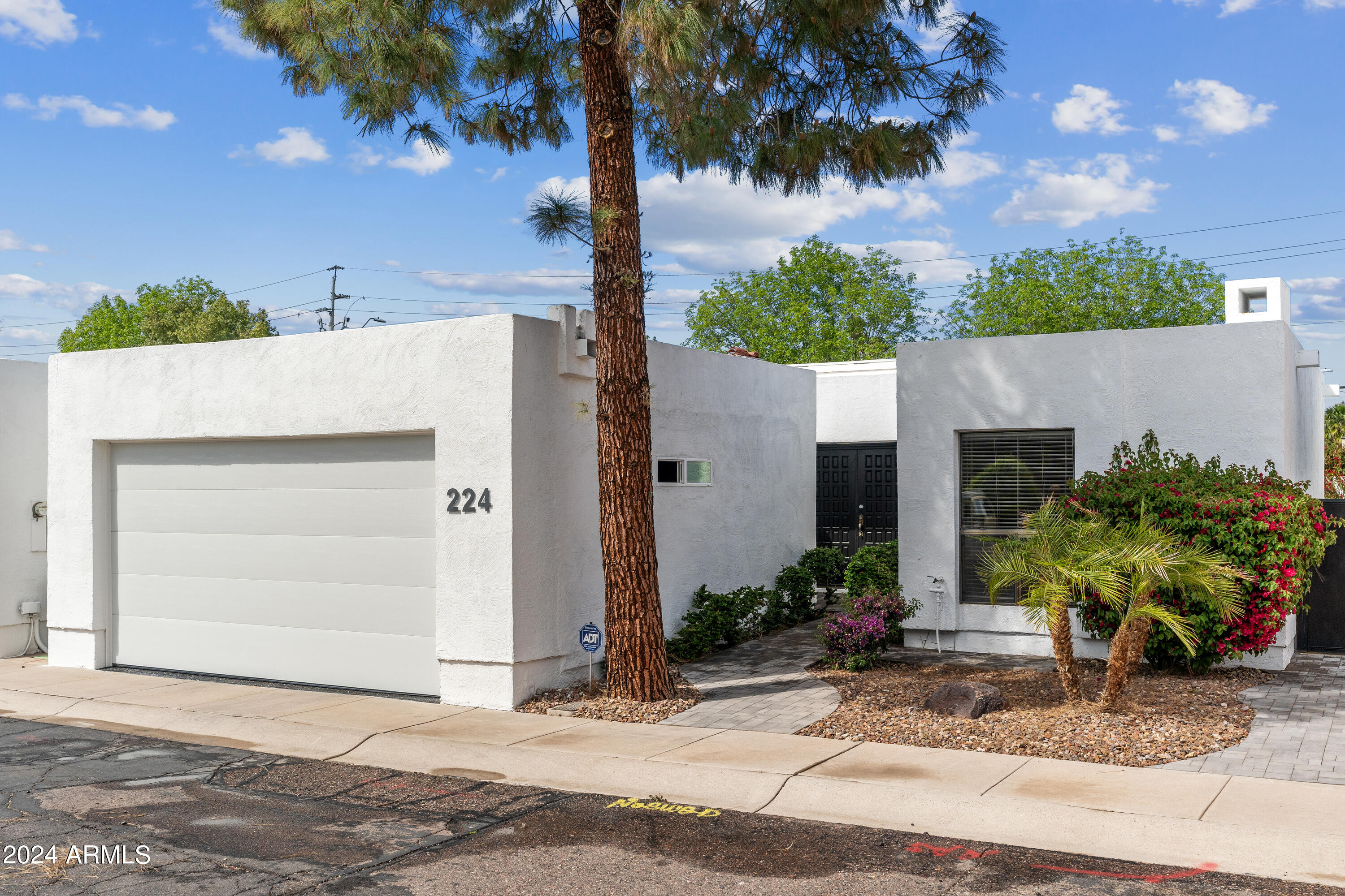 224 W DENTON Lane