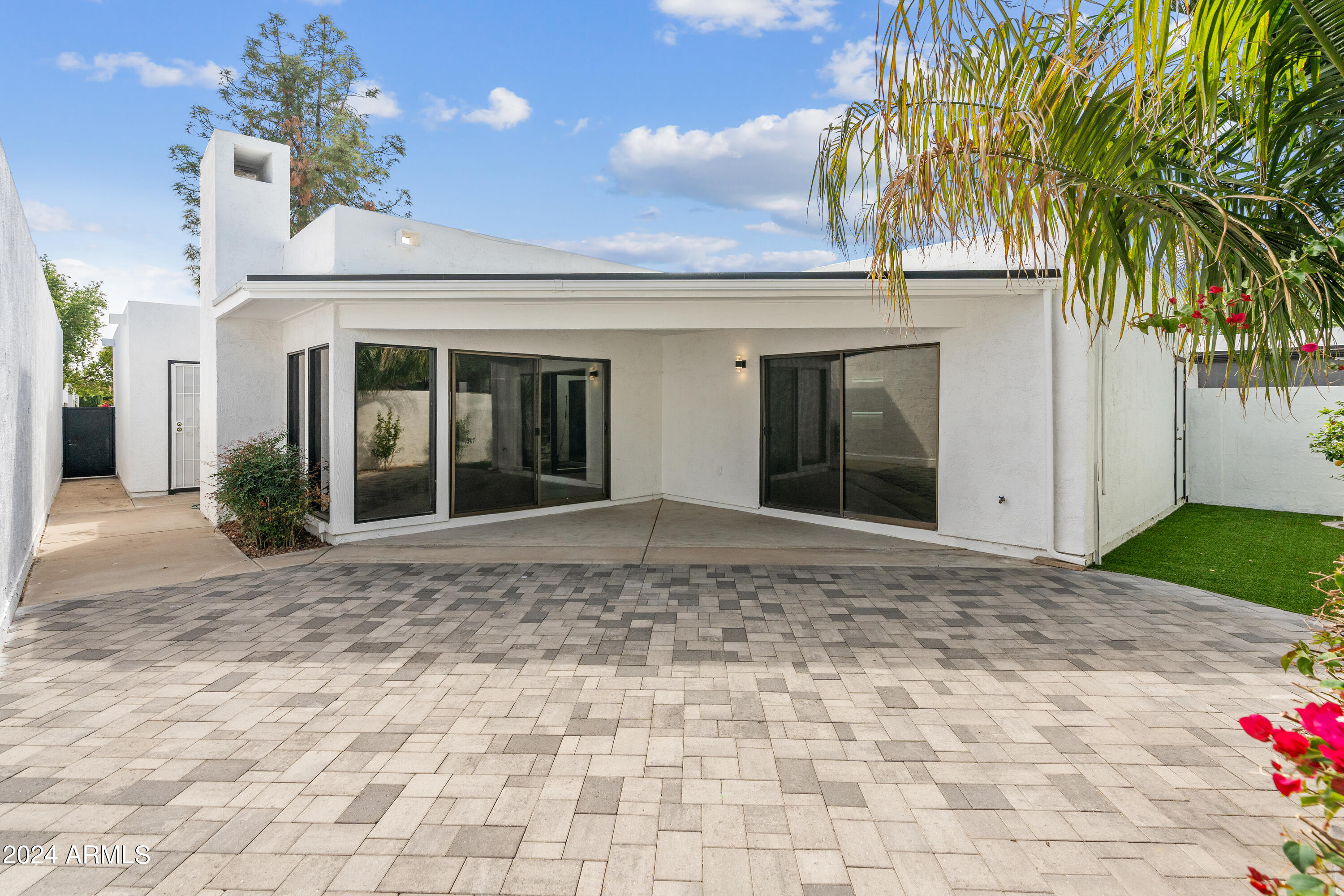 224 W DENTON Lane
