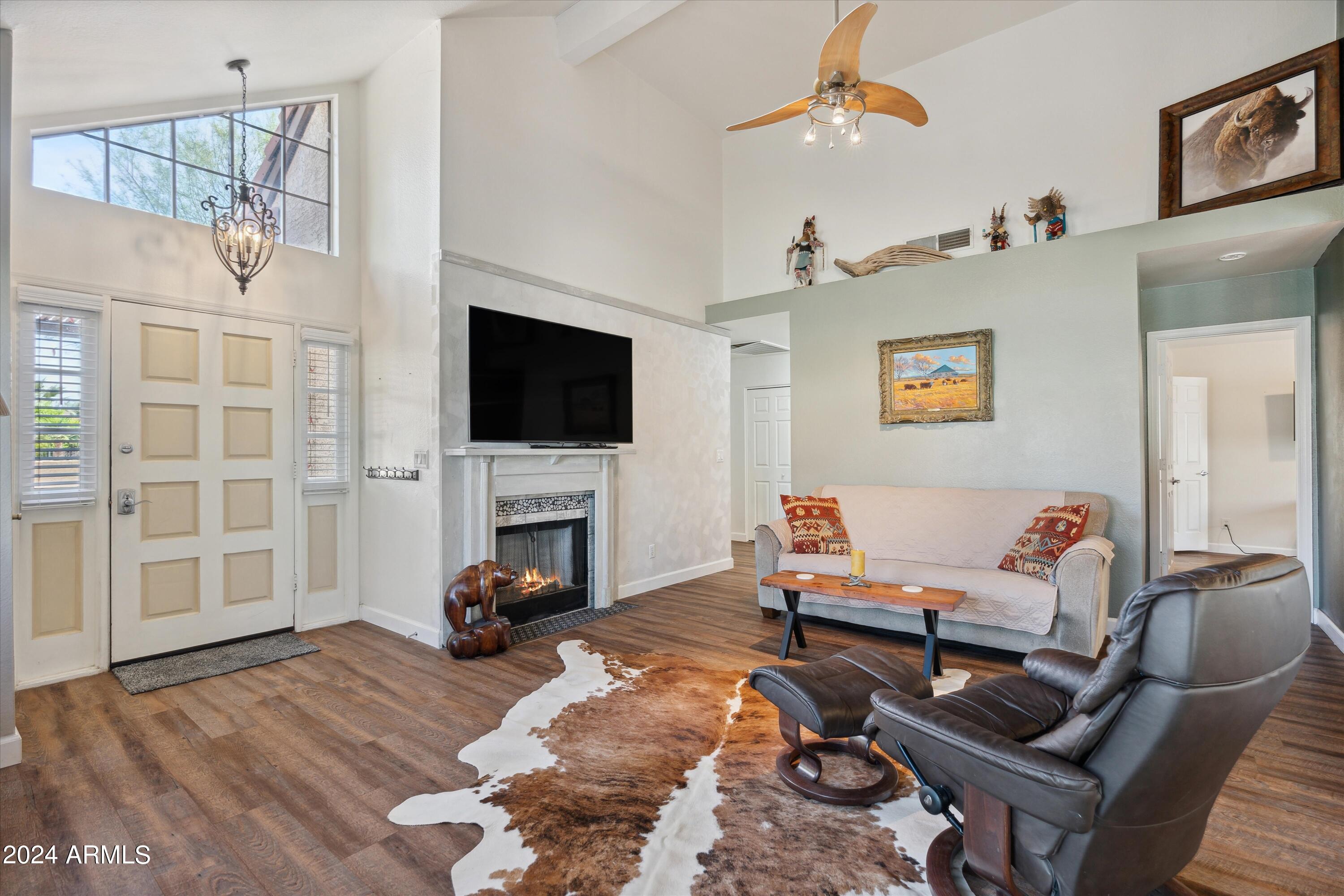 1920 E VELVET Drive
