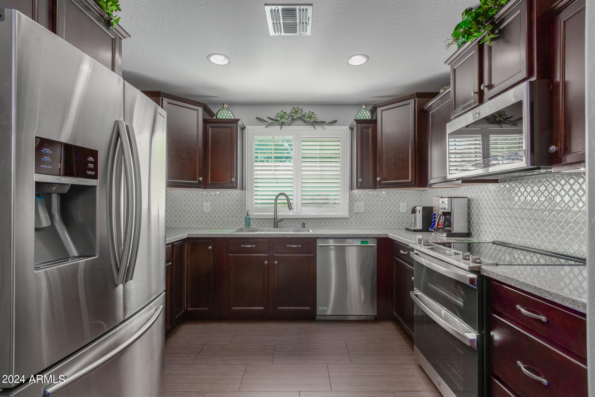 2506 E VERMONT Drive