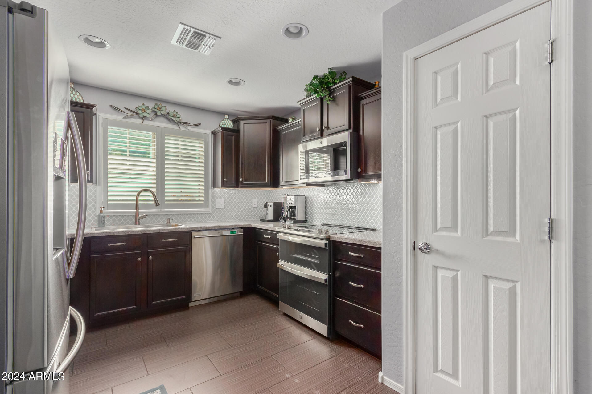 2506 E VERMONT Drive