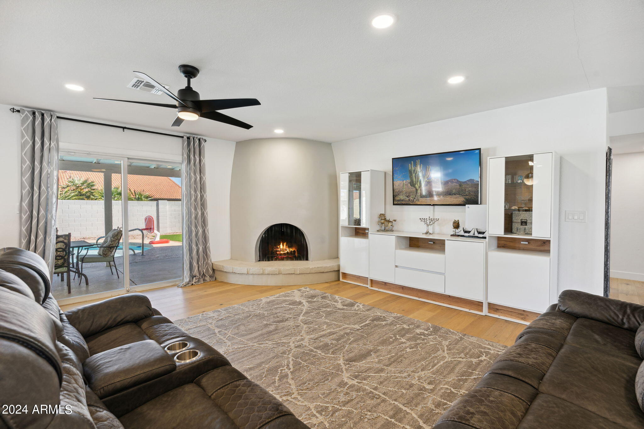 2726 E SIERRA Street
