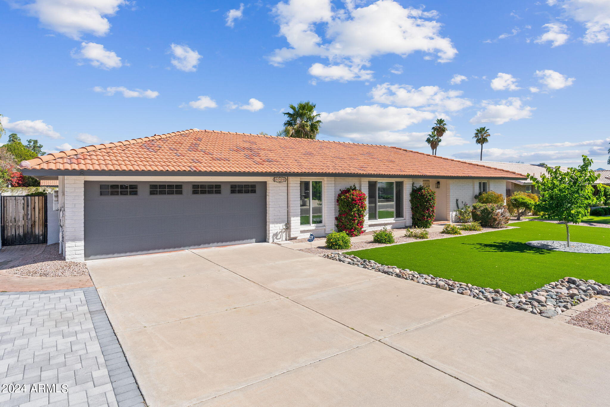 2726 E SIERRA Street