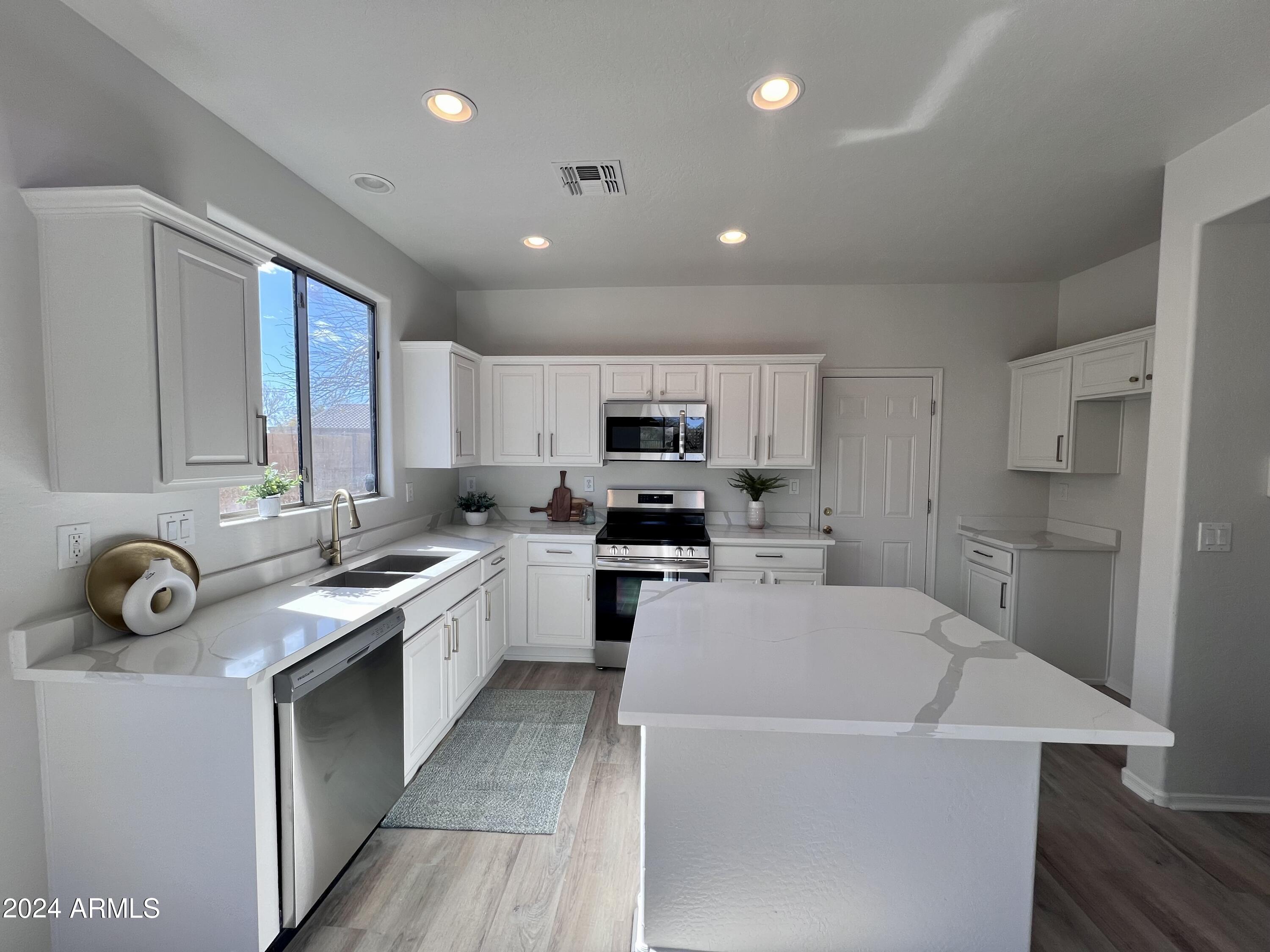 2731 W BISBEE Way