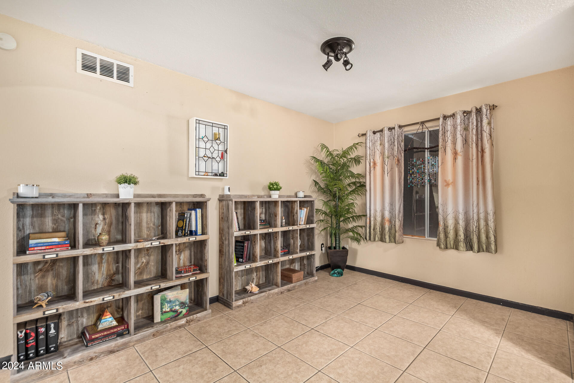 815 W KIVA Avenue