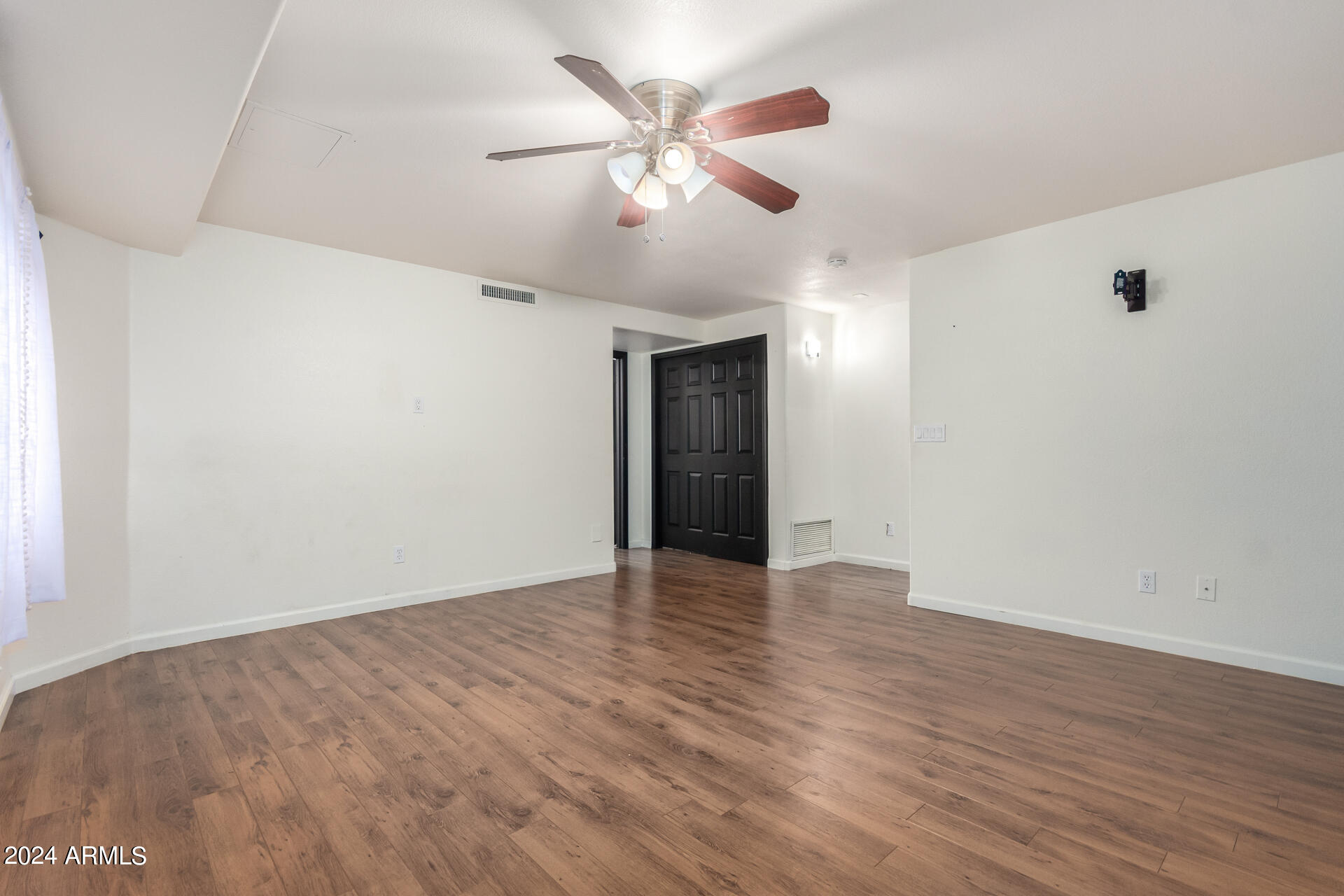 907 E ENCINAS Avenue