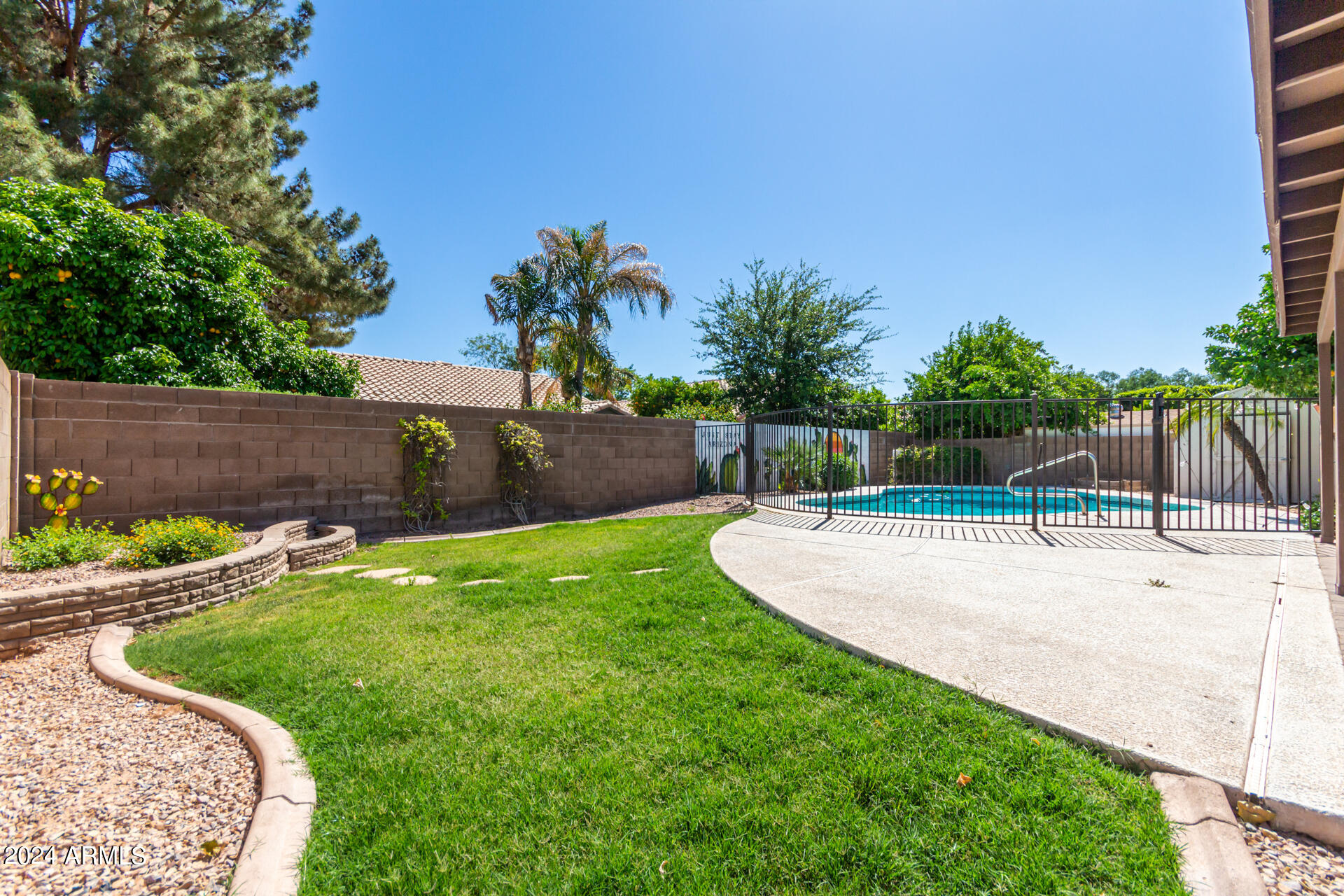 907 E ENCINAS Avenue