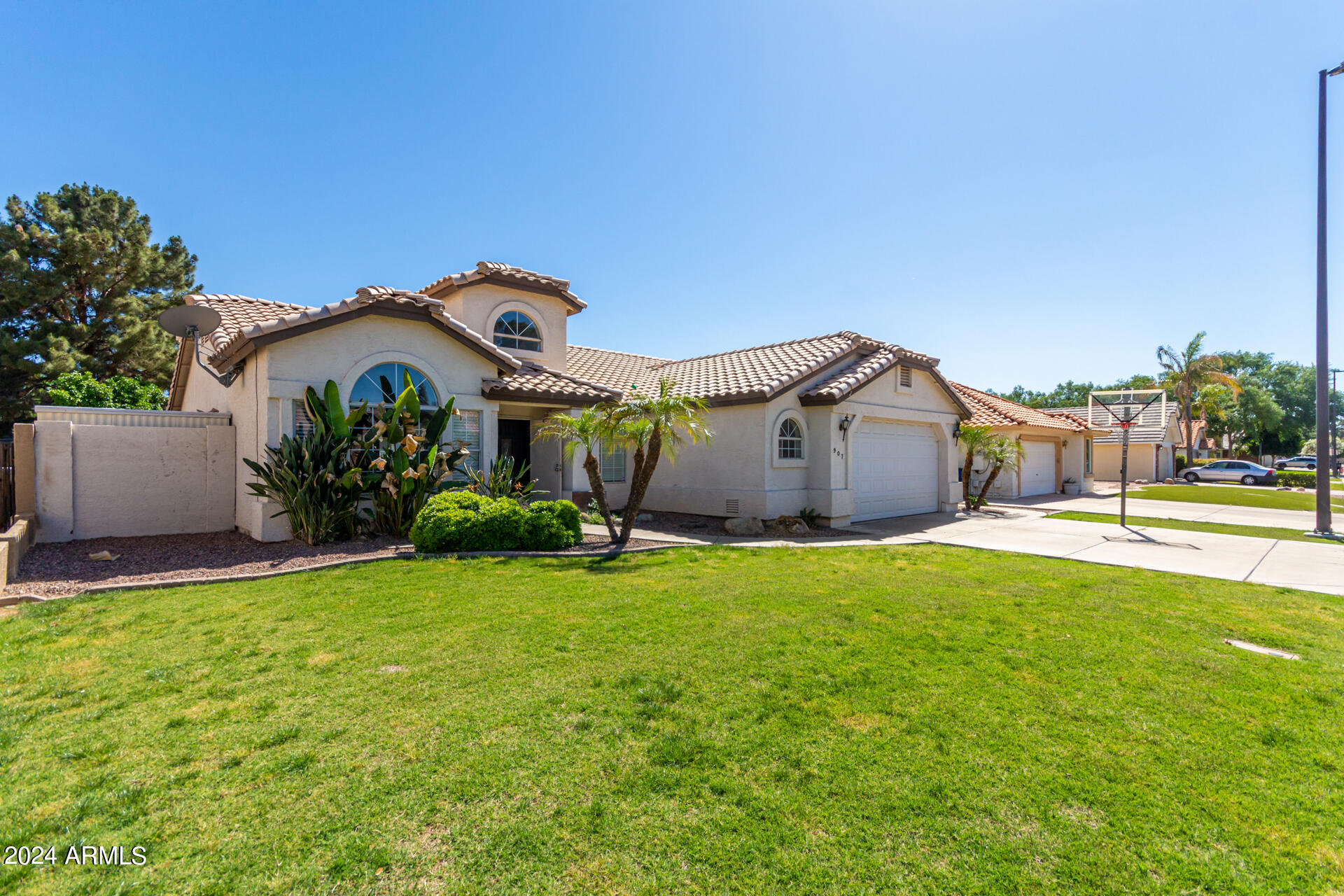 907 E ENCINAS Avenue