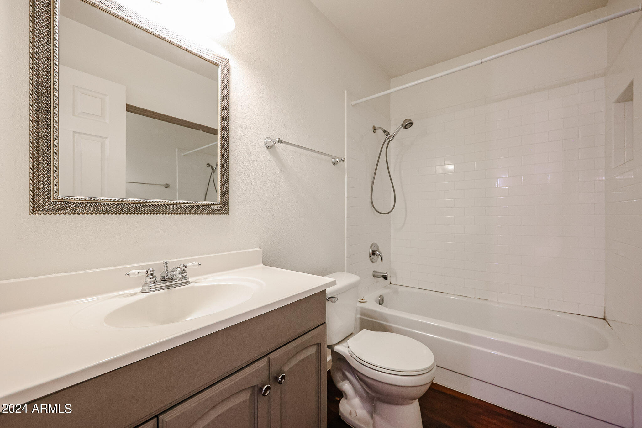 2414 W KIOWA Circle