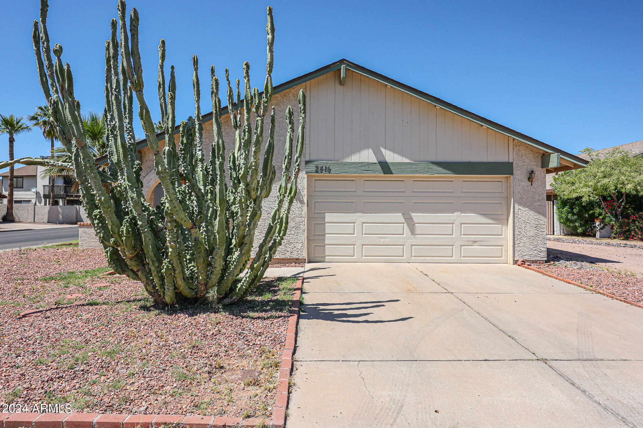 2414 W KIOWA Circle