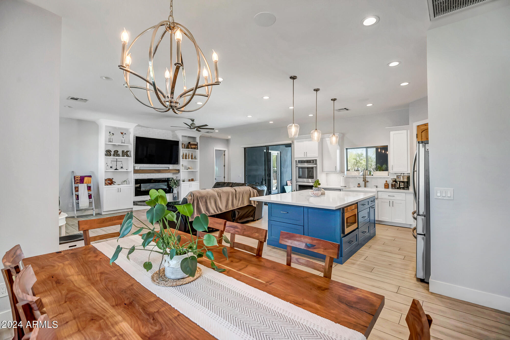 1105 E DESERT HILLS ESTATE Drive