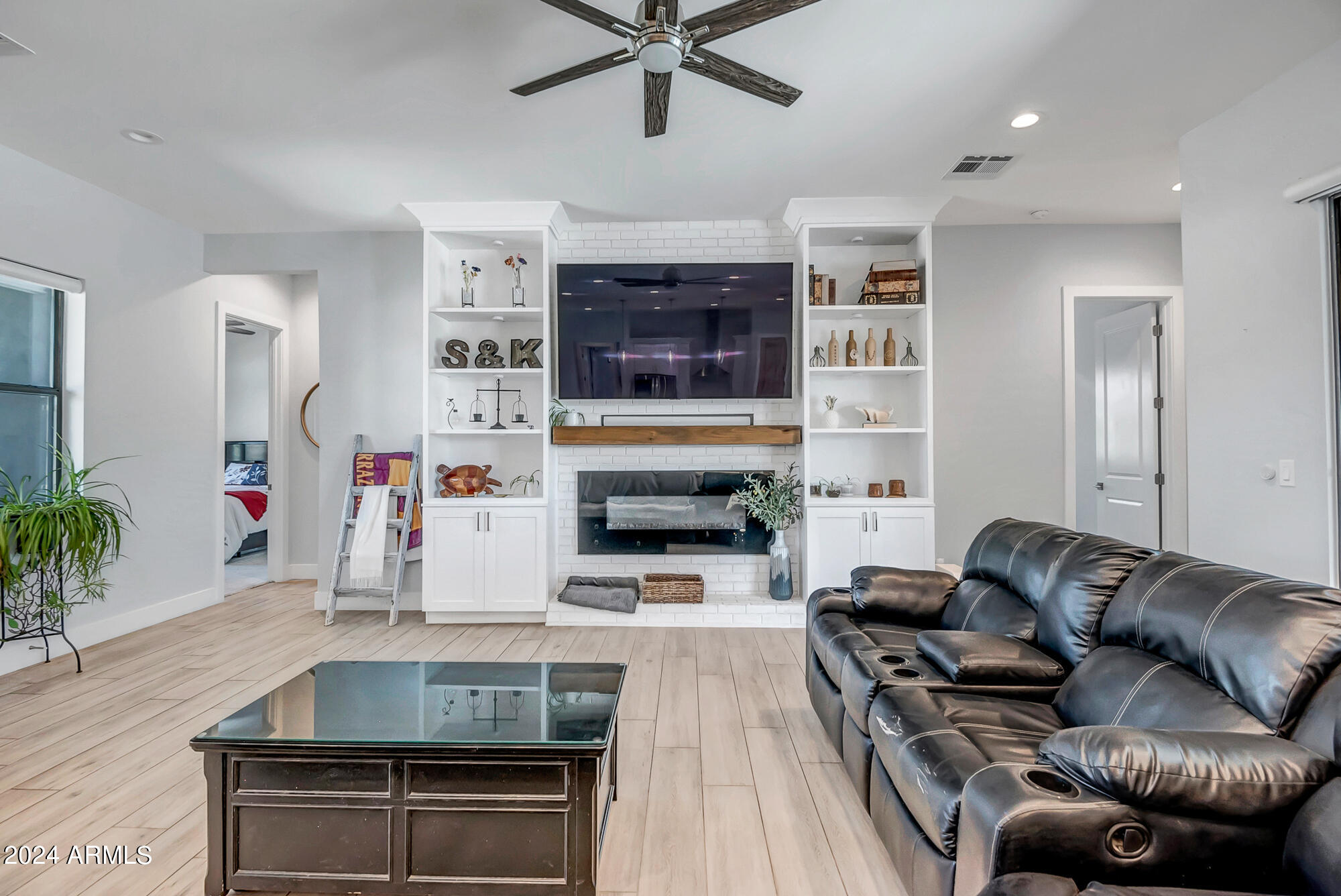 1105 E DESERT HILLS ESTATE Drive