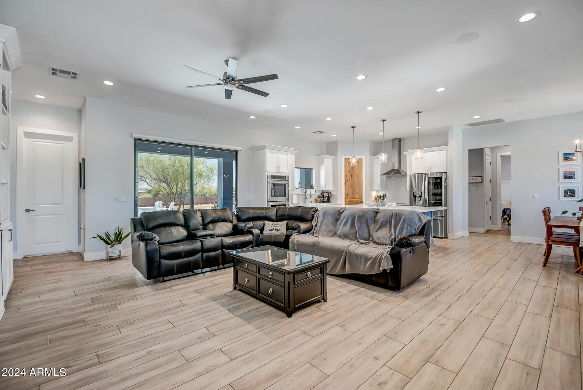 1105 E DESERT HILLS ESTATE Drive