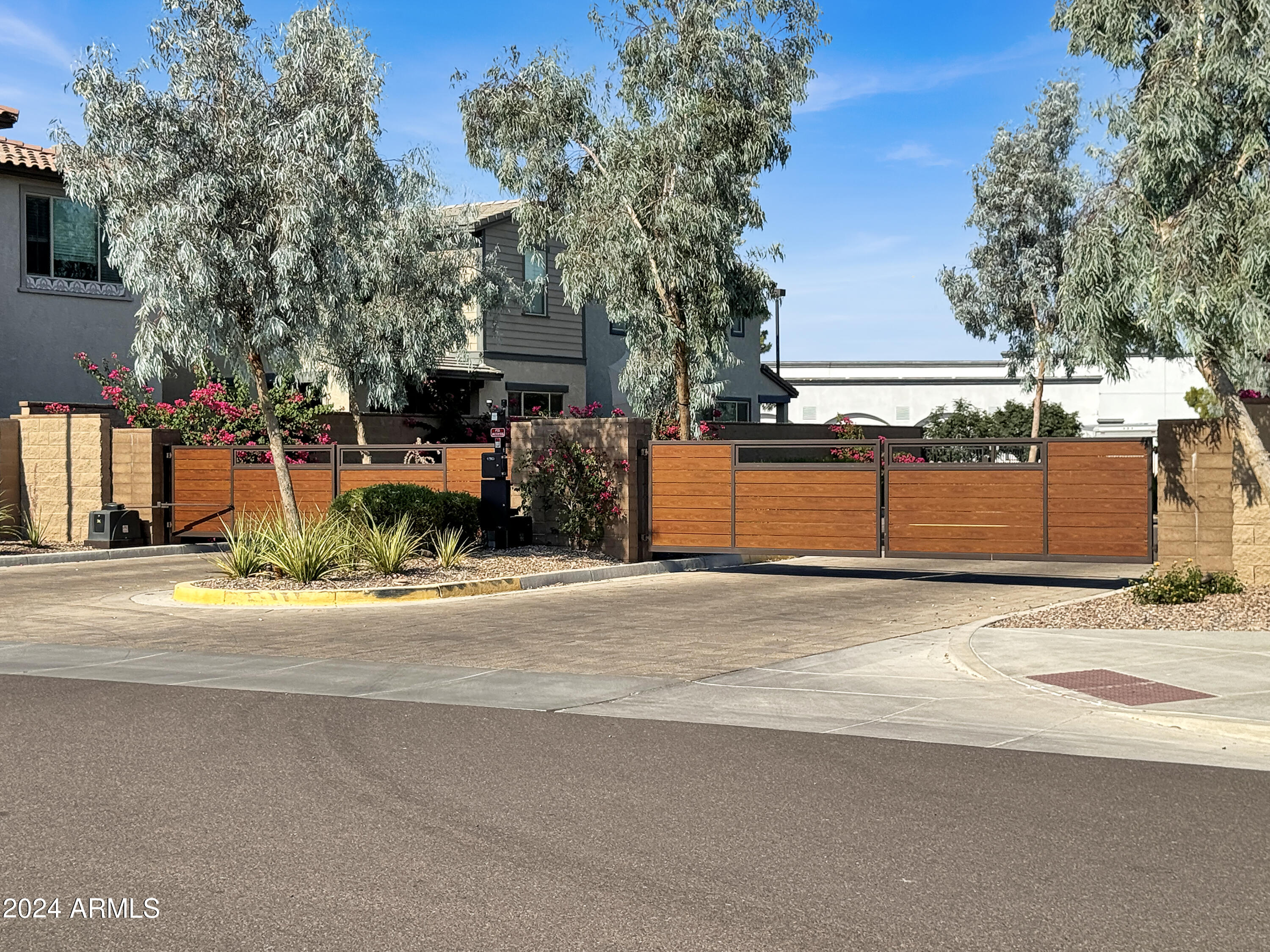 1111 W DIAMONDBACK Drive