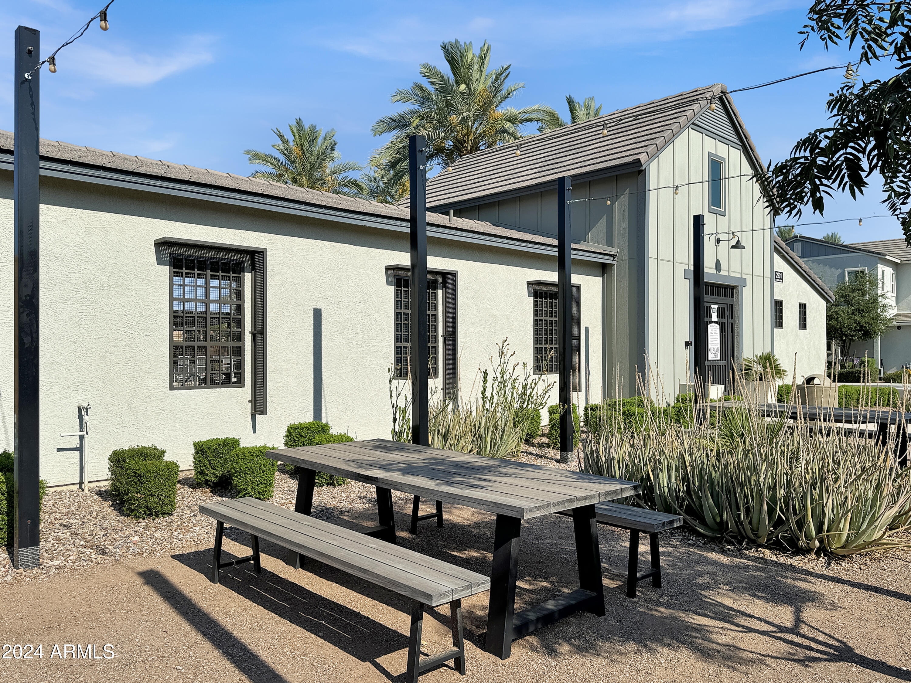 1111 W DIAMONDBACK Drive