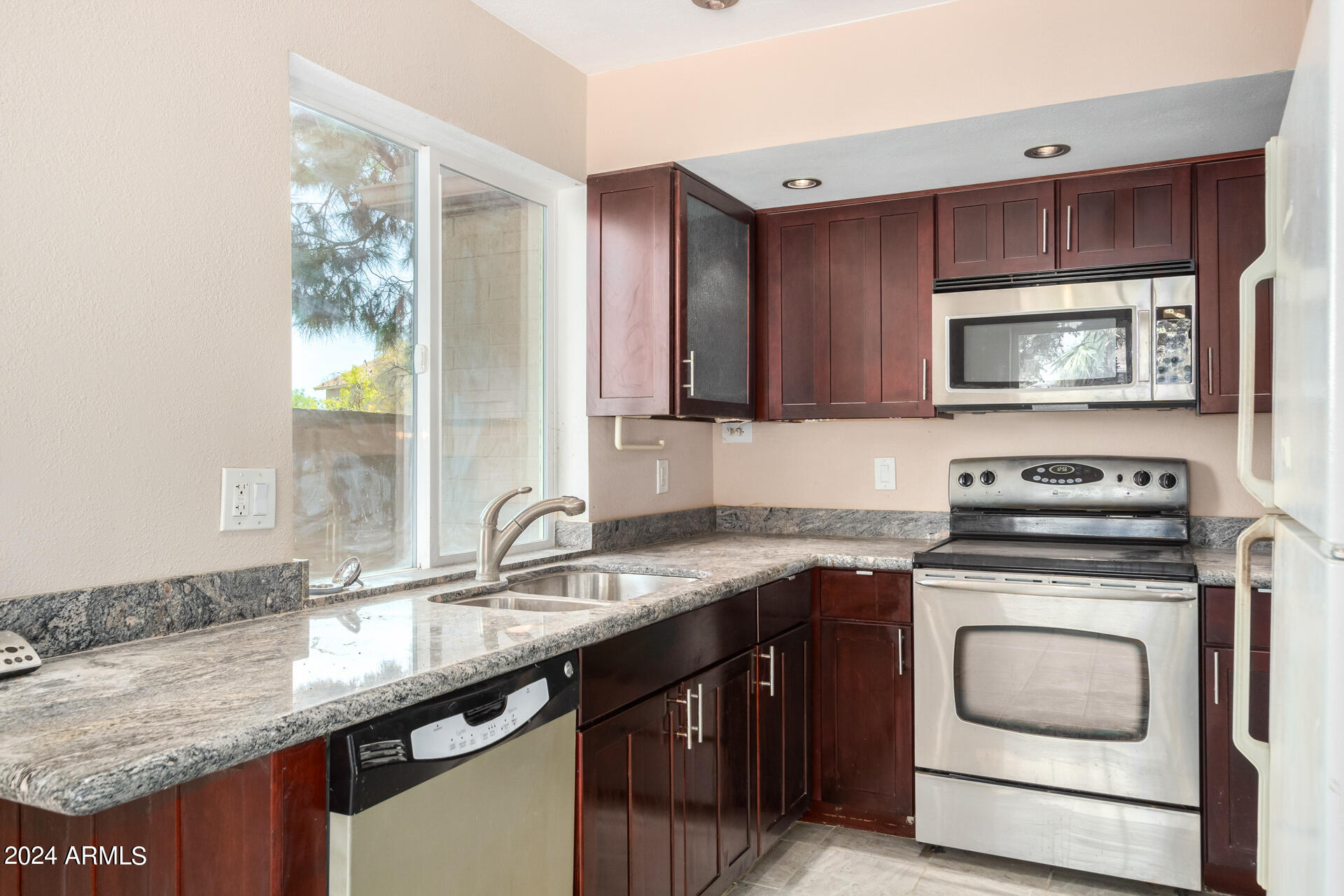1440 W JEROME Avenue