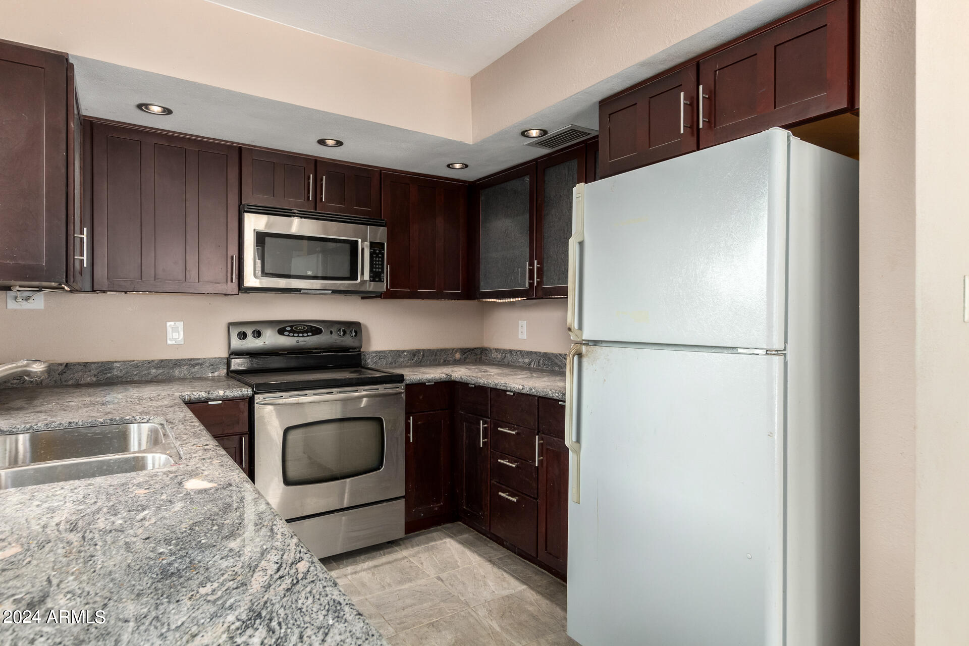 1440 W JEROME Avenue