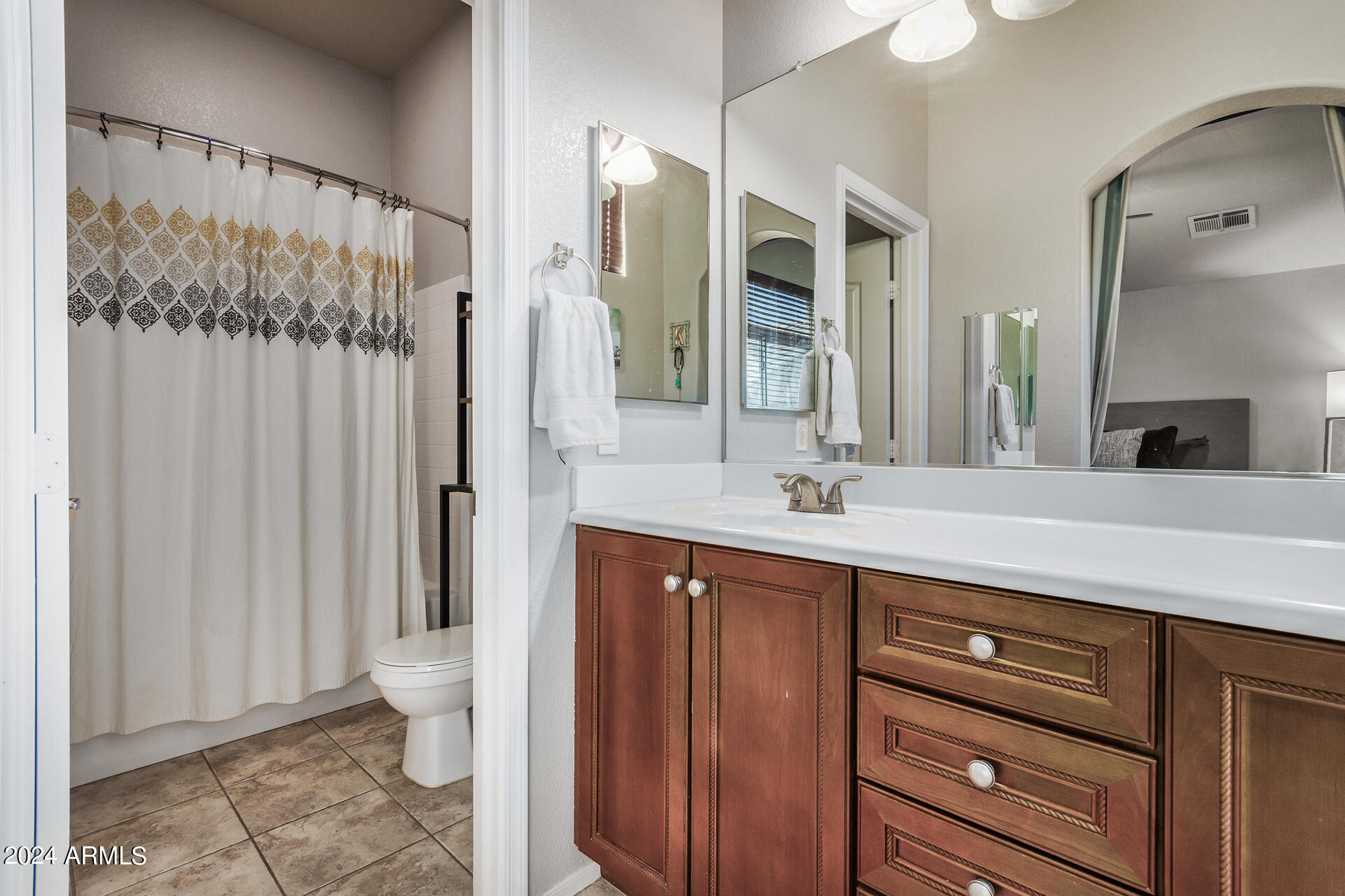2150 W ALAMEDA Road, 1067