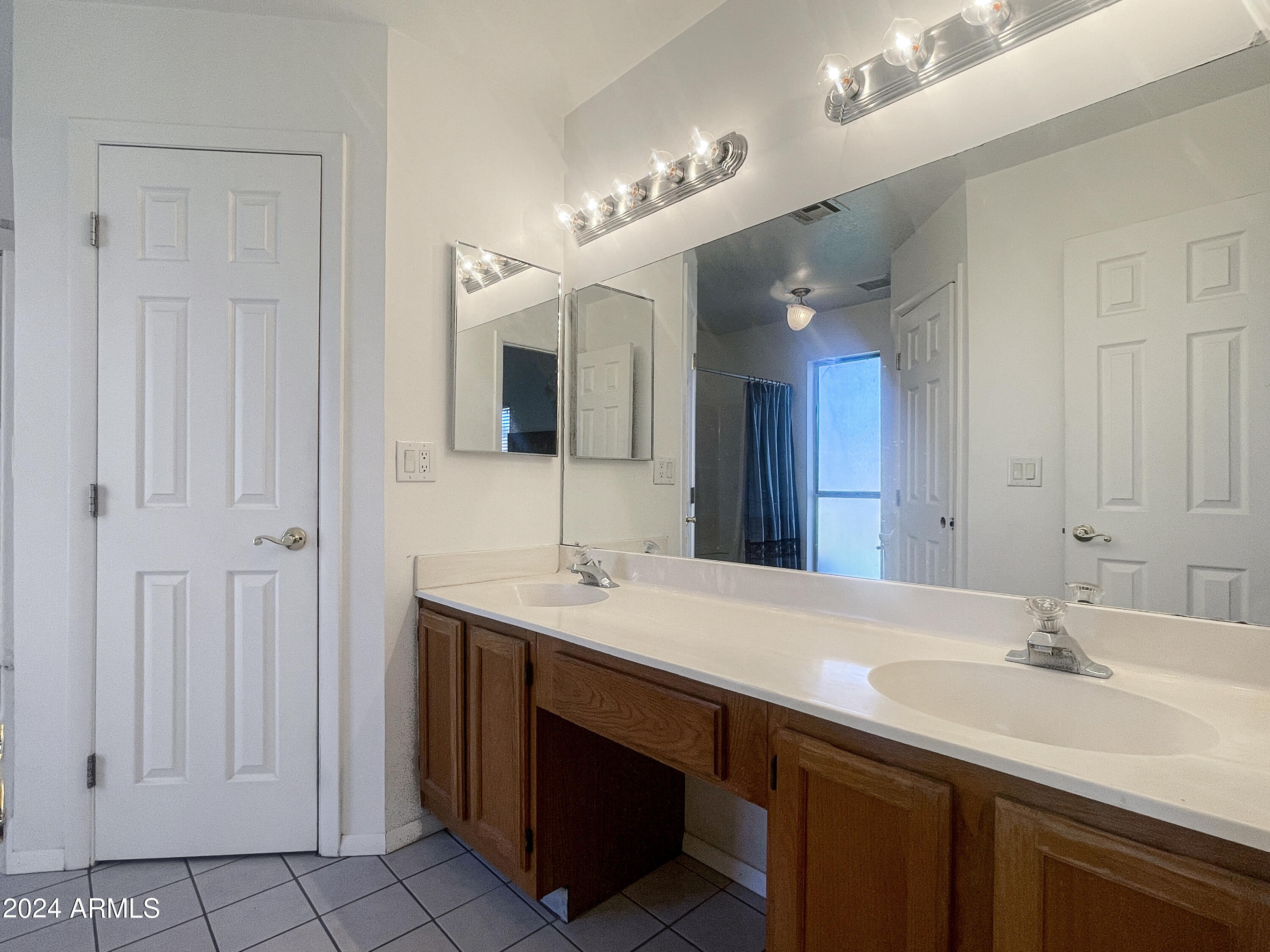 7730 W PARADISE Drive