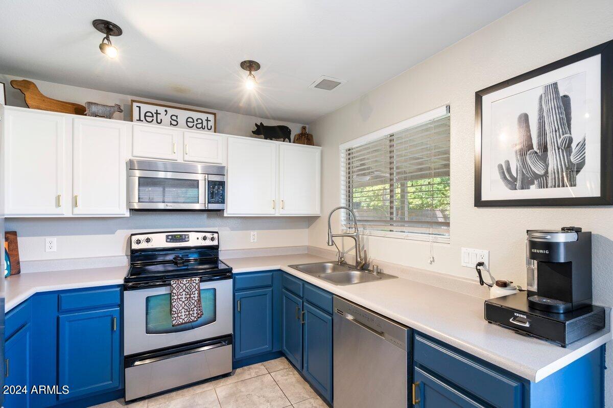 3226 W MELINDA Lane